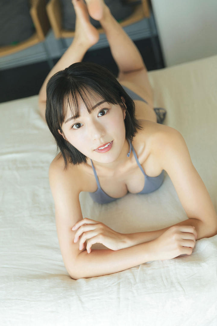 趴在床上的日本短发发型美女