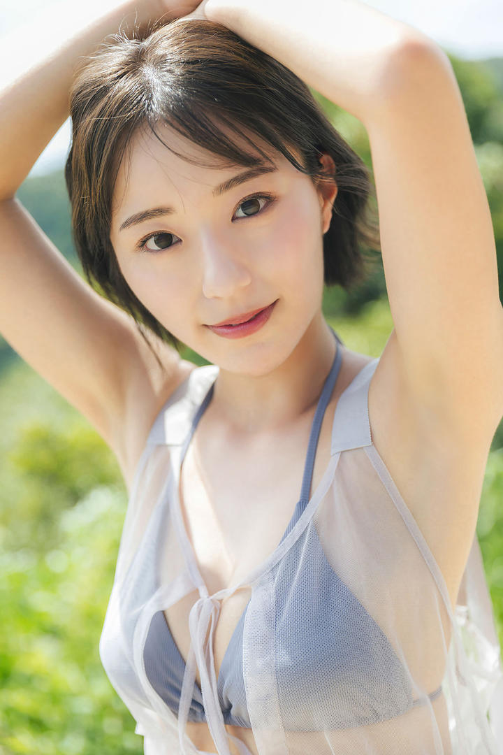 短发发型美女泳装图片