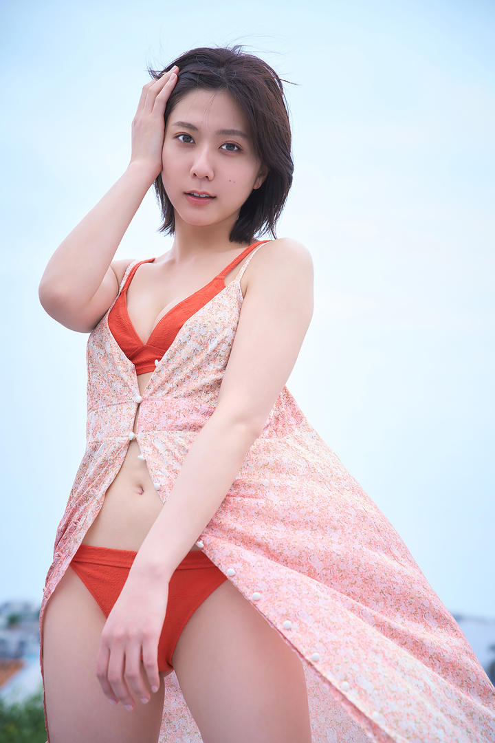短发泳装美女特写图片集