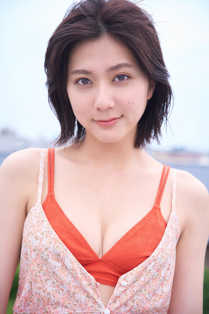 短发泳装美女特写图片